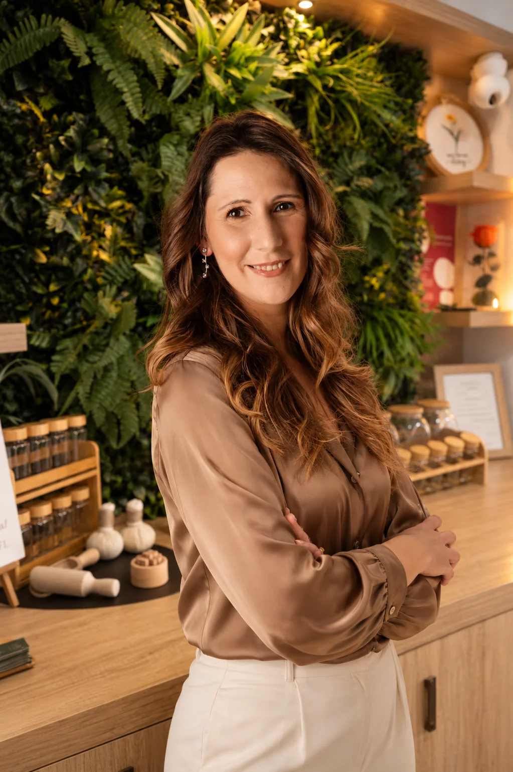 Joana Ferreira no espaço Integrativa, junto à parede verde