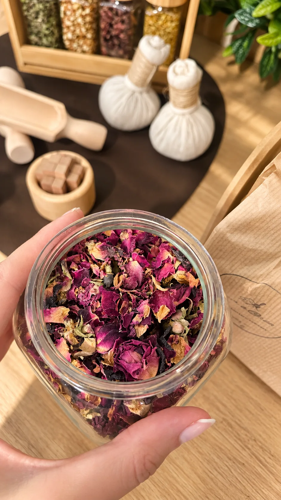 Ervas aromáticas e flores para uma experiência sensorial